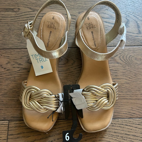 NWT! Time and Tru Women's Mid-Heel Gold Knot Wedge Sandals Size 9 - Picture 7 of 13